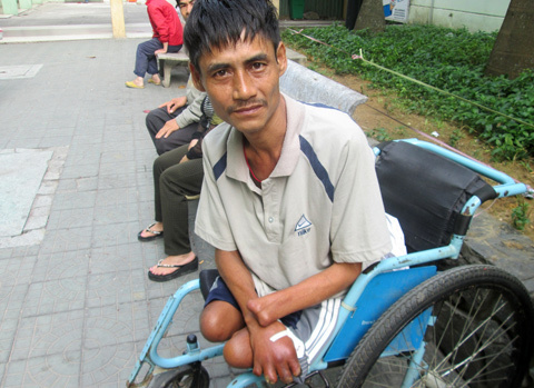 Người đàn ông ngồi xe lăn và 17 năm ròng trong bệnh viện