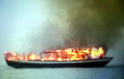 Tàu du lịch bốc cháy trên vịnh Hạ Long