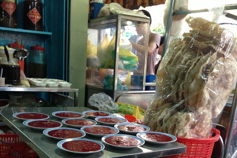 Gà “vẫy”, tiết canh bán tràn lan mùa dịch