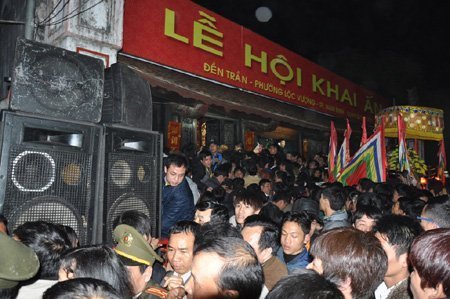 Có ngôi chùa đã công khai tên quan chức đi lễ