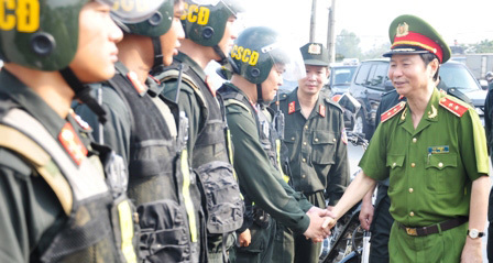 Tướng Ngọ với chiến sĩ ngành công an