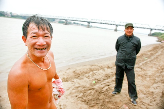 Người Hà Nội ra sông tắm tiên trong giá rét 12 độ C
