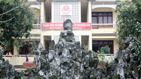 Hình ảnh non bộ phong thủy ‘trấn’ trụ sở huyện