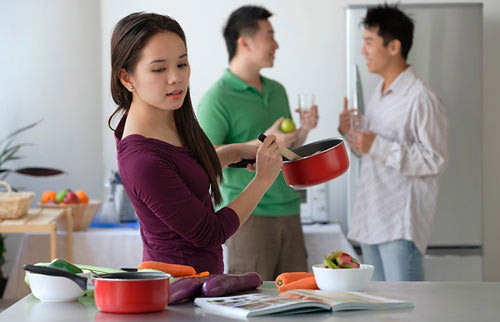 Phận đàn bà nên ở nhà chăm con?