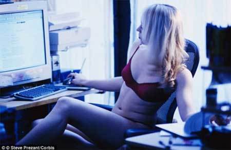 Thế giới bí mật của những cô gái bán mình qua webcam