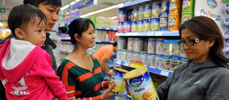 Cha mẹ tranh thủ “găm” sữa cho con trước khi giá tăng
