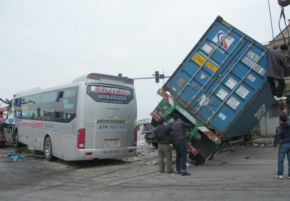 Xe khách đâm container, hàng chục người bị thương