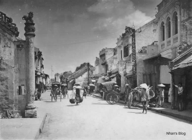 Đòn gánh, balo và bản đồ Việt Nam