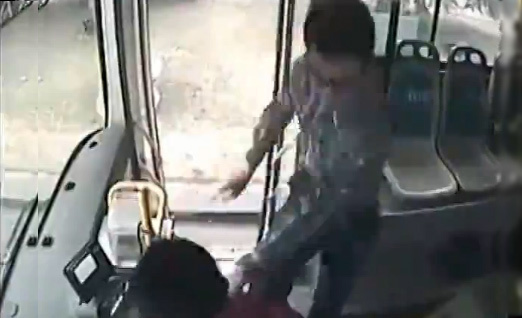 Lái xe buýt bị đánh te tua ngay trên ghế lái