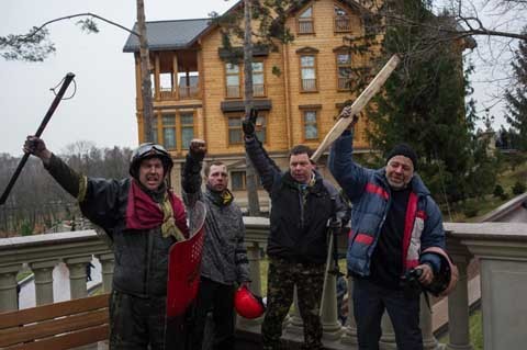 Ukraina: Tổng thống bỏ chạy, dân ùa vào dinh cơ