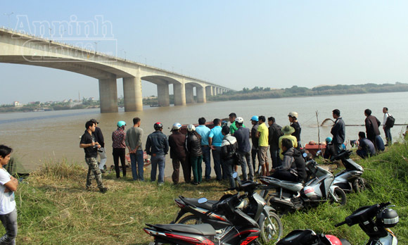 CSGT cứu người định nhảy cầu tự vẫn