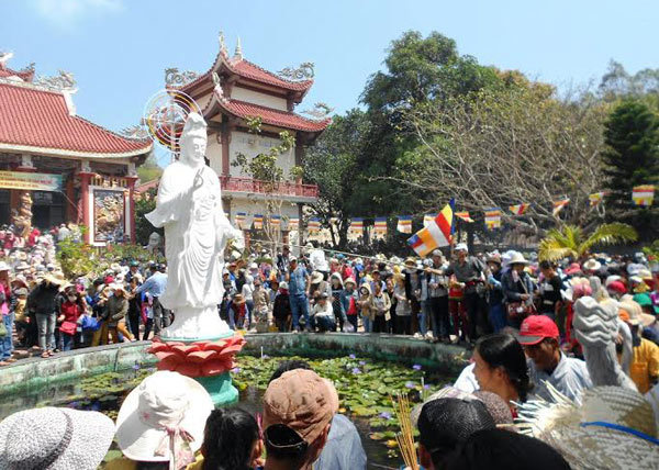 Nô nức đổ về chùa linh thiêng nhất đất Võ