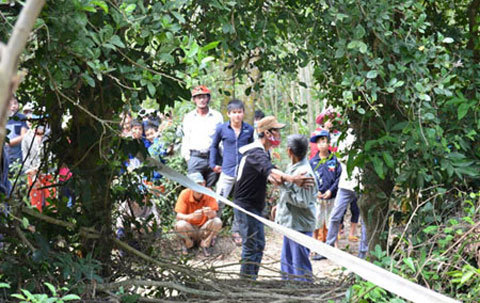 Phát hiện xác phụ nữ dính nhiều máu trong rừng