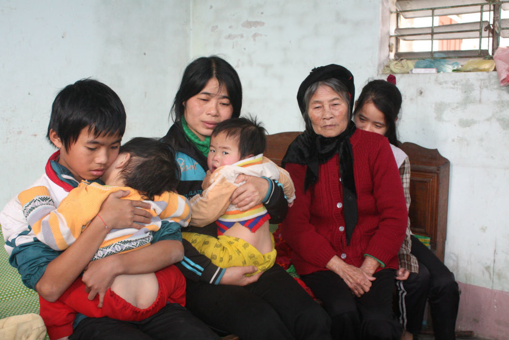 Chồng tử nạn trên đất khách, 5 mẹ con chờ chết!