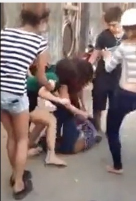 Cô gái bị đánh hội đồng dã man trên phố