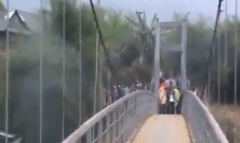 Clip: Giây phút cầu treo đổ sập khi đám ma đi qua