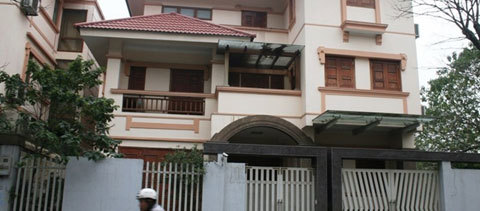 Đại gia giấu mặt bỏ hoang biệt thự chục tỷ giữa Hà Nội