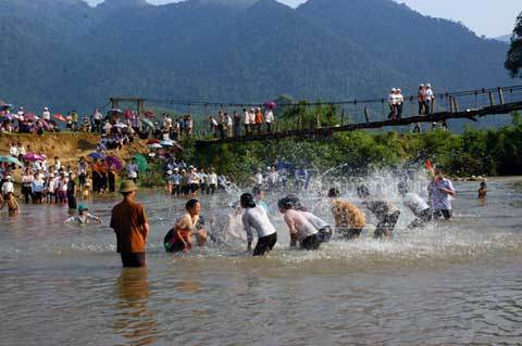 Rùng mình những cầu treo ở lưng trời Tây Bắc