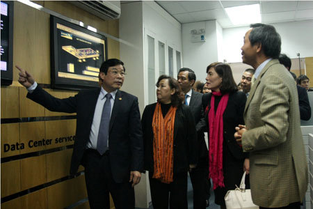 Bộ trưởng Nguyễn Bắc Son thăm quan Data Center của CMC Telecom