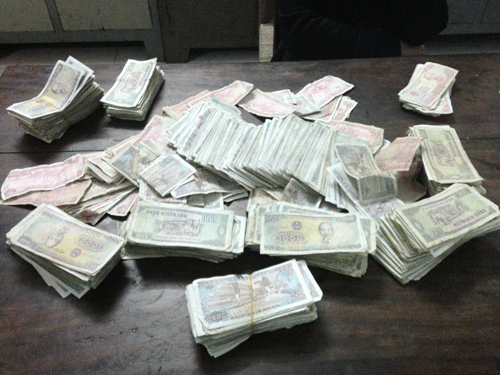 Vác bao tiền lẻ đi bồi thường: Đếm 3 tiếng chưa xong