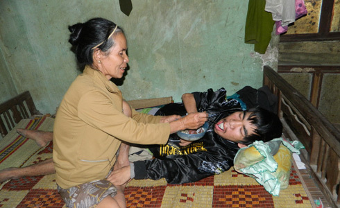 Thương cảnh người phụ nữ nuôi chồng tàn tật, con điên
