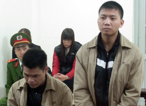 Trả hồ sơ, điều tra nhân vật thứ ba trong vụ tạt a xít ở Hà Nội