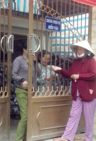 Trúng 8 tỷ độc đắc, dân ùn ùn kéo đến xin tiền