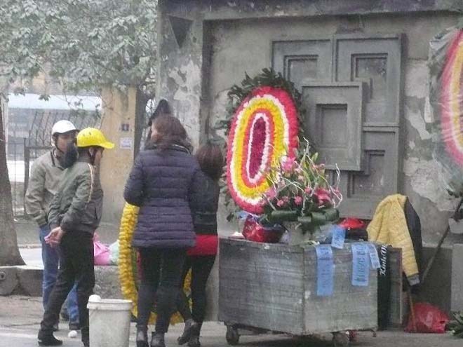 Dân buôn vô lương quay vòng hoa đám tang kiếm lợi