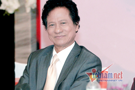 Chế Linh vẫn sinh hoạt đều đặn với các bà vợ