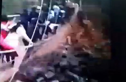 Xuất hiện thêm clip vụ lật cầu treo thảm khốc