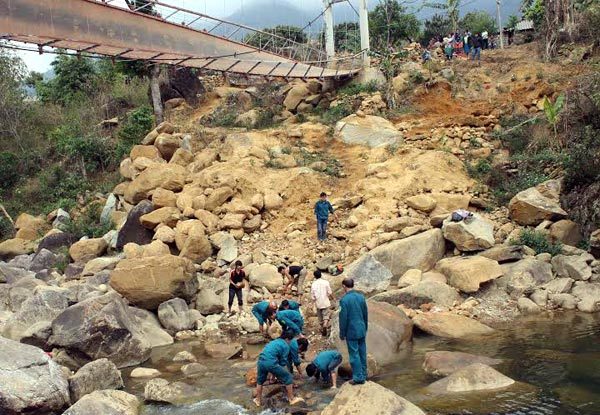 Dựng cầu tạm cạnh cầu treo bị đứt