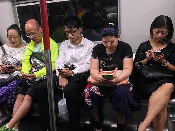 Hong Kong bỏ bớt ghế tàu vì điện thoại thông minh?