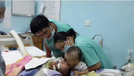 Nụ hôn vĩnh biệt của bé song sinh lay động trái tim