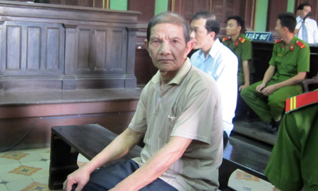 'Ôm hận' 10 năm, lão nông xách búa truy sát một gia đình