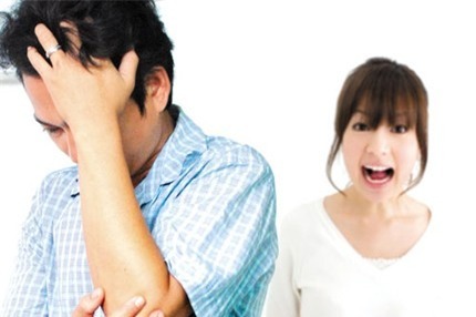 Chán ngán vì vợ lắm mồm ngay cả lúc làm 
