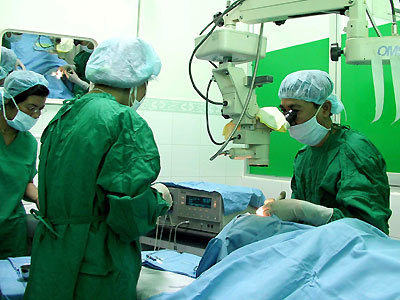 Vào ngành y không phải để... làm giàu