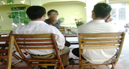 Bộ Nội vụ cấm công chức cà phê, la cà quán xá