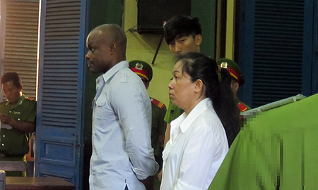 Núp bóng quà, chuyển phát nhanh ma túy cho người tình