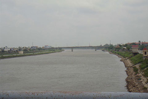 Mẹ ném con trai 3 tháng tuổi xuống sông