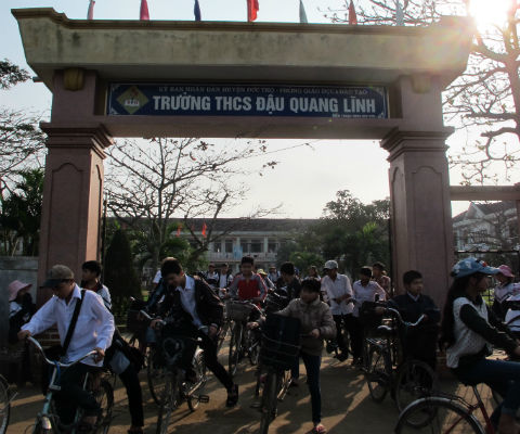 Vừa tan học, nữ sinh ẩu đả ngay trước cổng trường