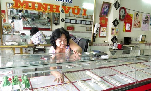 Kể lại lúc con bạc nữ cướp giật tại tiệm vàng