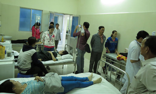 Ngộ độc thức ăn, 46 công nhận nhập viện