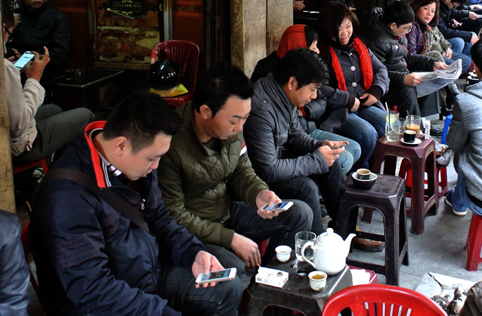 Tâm điểm CNTT: 'Hội chứng' mê vuốt, miết trên phố