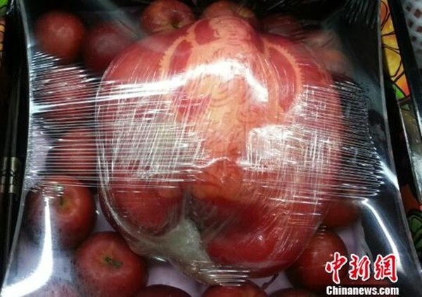 Táo hình Phật, nặng 1,2kg, giá 20 triệu