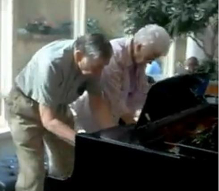 Cặp đôi già biểu diễn piano điêu luyện