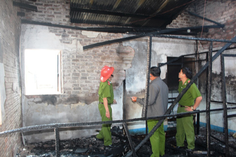 Nghi vấn nhân viên thay đồng hồ điện gây cháy nhà dân