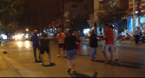 Tập tiền 500.000 rơi giữa đường, dân ùa ra nhặt giúp