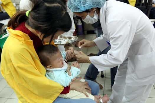 Tranh cãi nảy lửa về thu nhập bác sỹ