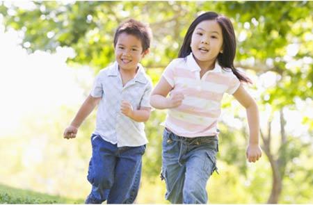 Em bé Việt dạy bác sĩ Singapore bài học chữa ung thư