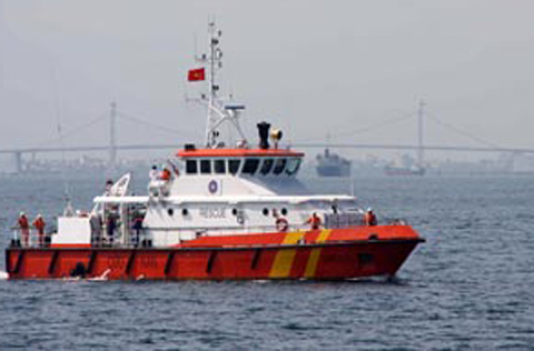 Sương mù dày đặc, tàu cá đâm vào đá ngầm